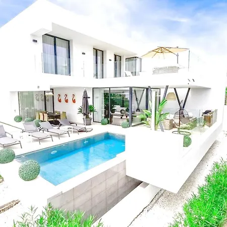Modern Newly Built Frontline Golf House Estepona