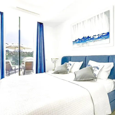 Modern Newly Built Frontline Golf House Nyaraló